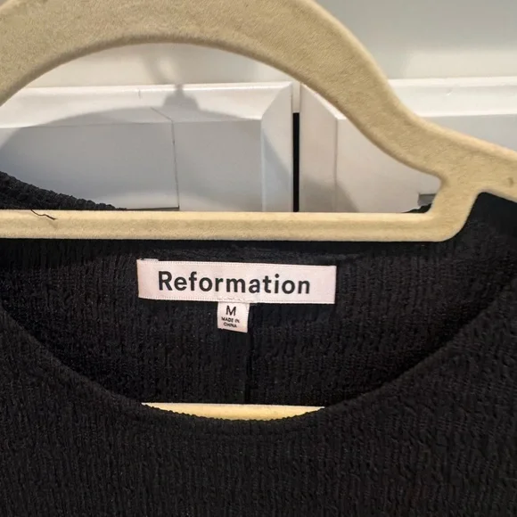 Elegant Black Sleeveless Dress - Picture 3 of 6